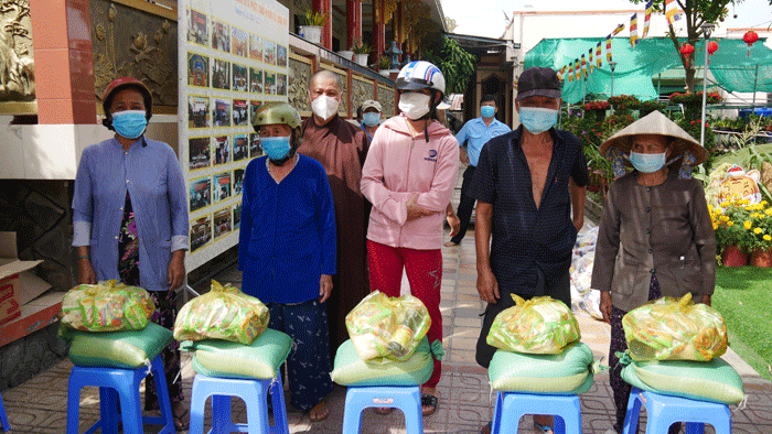 tien giang  chua linh son tang qua tu thien nhan ngay le thuong nguyen