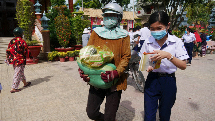 tien giang  chua linh son tang qua tu thien nhan ngay le thuong nguyen