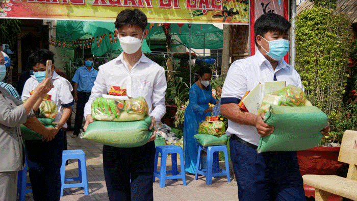 tien giang  chua linh son tang qua tu thien nhan ngay le thuong nguyen