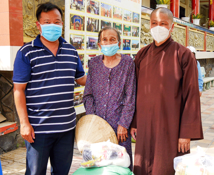 tien giang  chua linh son tang qua tu thien nhan ngay le thuong nguyen