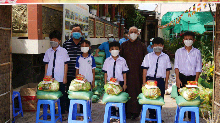 tien giang  chua linh son tang qua tu thien nhan ngay le thuong nguyen