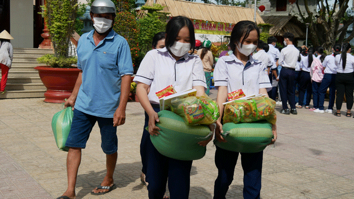 tien giang  chua linh son tang qua tu thien nhan ngay le thuong nguyen