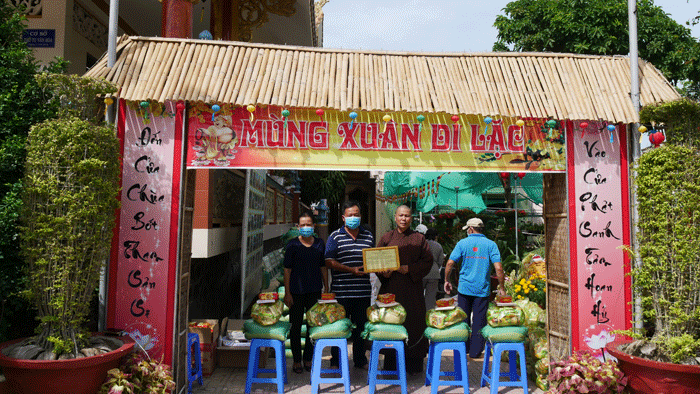 tien giang  chua linh son tang qua tu thien nhan ngay le thuong nguyen