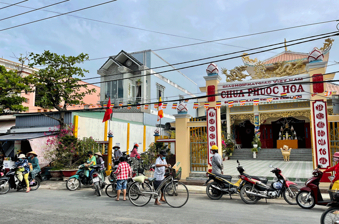 tien giang  chua phuoc hoa trao 300 phan qua den cac hoan canh kho khan tai go cong dong