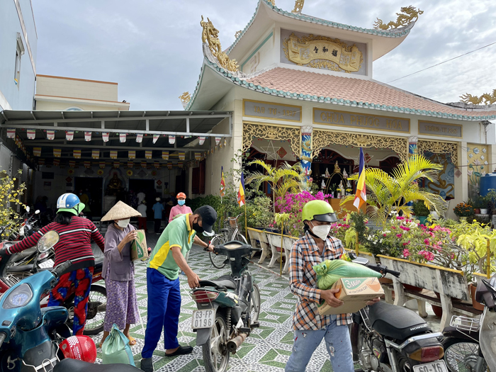 tien giang  chua phuoc hoa trao 300 phan qua den cac hoan canh kho khan tai go cong dong