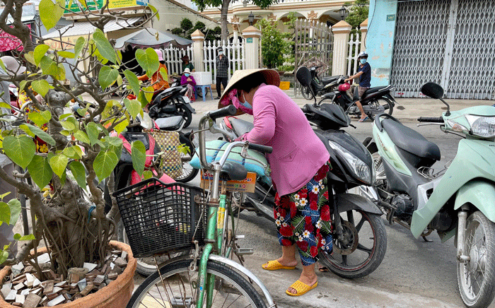 tien giang  chua phuoc hoa trao 300 phan qua den cac hoan canh kho khan tai go cong dong