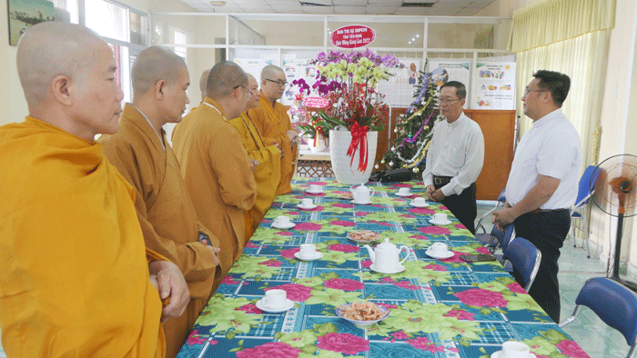 tien giang thuong truc ban tri su phat giao tinh chuc mung le giang sinh nam 2022