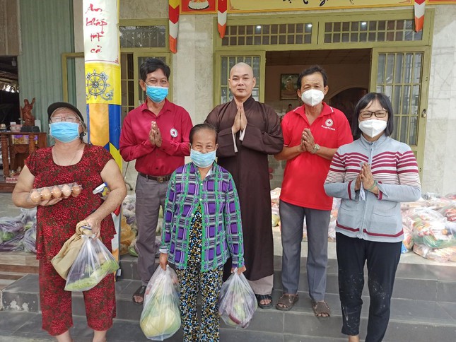 tinh that an lac tang qua cho gia dinh co hoan canh kho khan