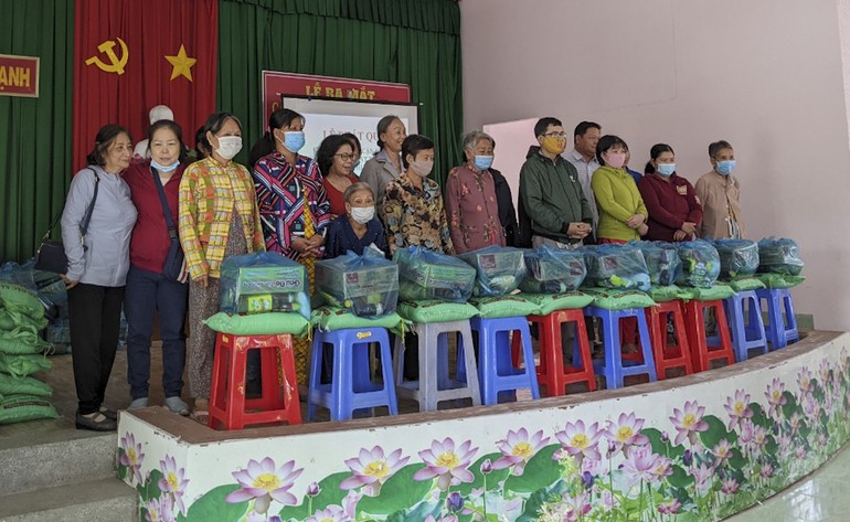 tinh that an lac tang qua tet den nguoi dan dong thap dip cuoi nam