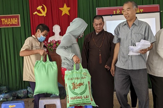 tinh that an lac tang qua tet den nguoi dan dong thap dip cuoi nam