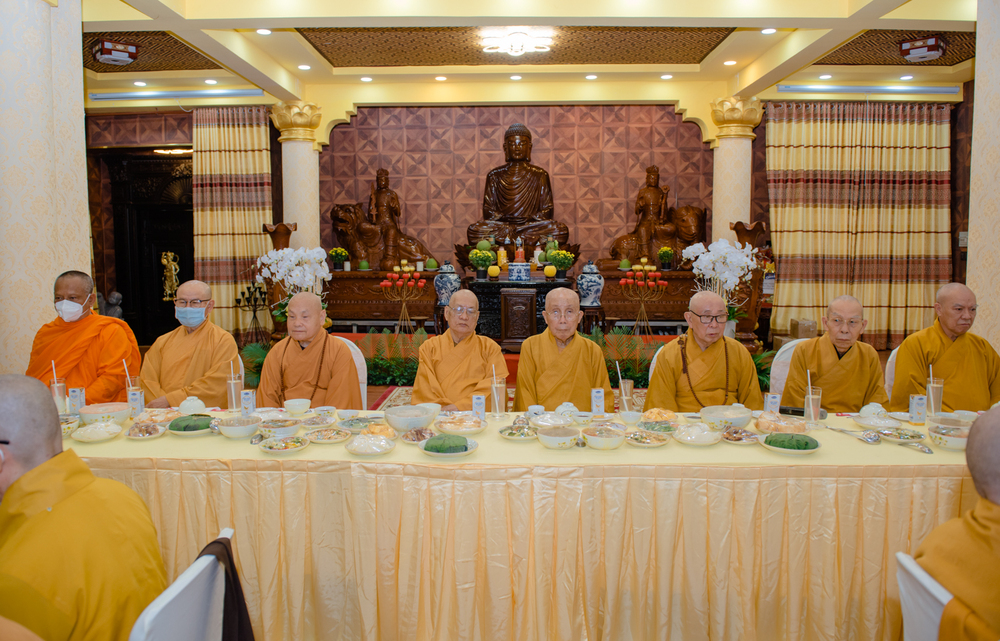 tp hcm  chua minh dao hoan dan duoc su va cung duong trai tang