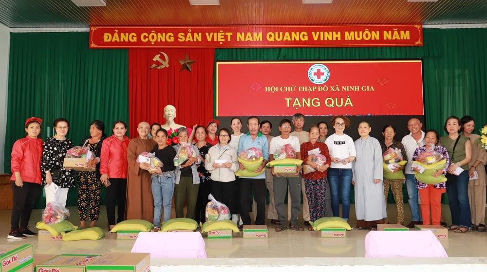 trang nghiem dem hoa dang kinh mung phat dan tai chua thien quang