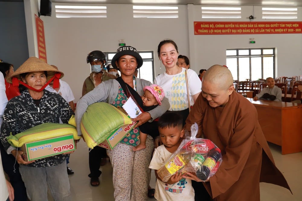 trang nghiem dem hoa dang kinh mung phat dan tai chua thien quang