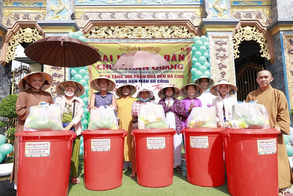 trang nghiem dem hoa dang kinh mung phat dan tai chua thien quang