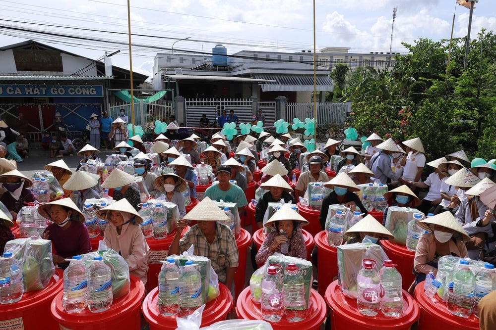 trang nghiem dem hoa dang kinh mung phat dan tai chua thien quang