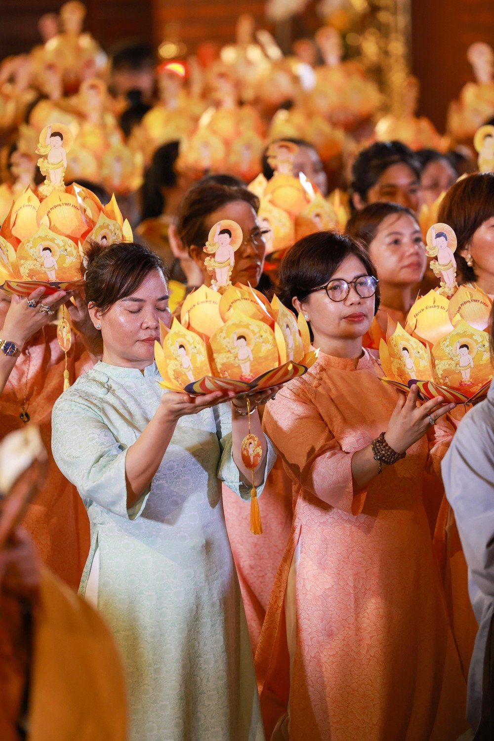 trang nghiem dem hoa dang kinh mung phat dan tai chua thien quang