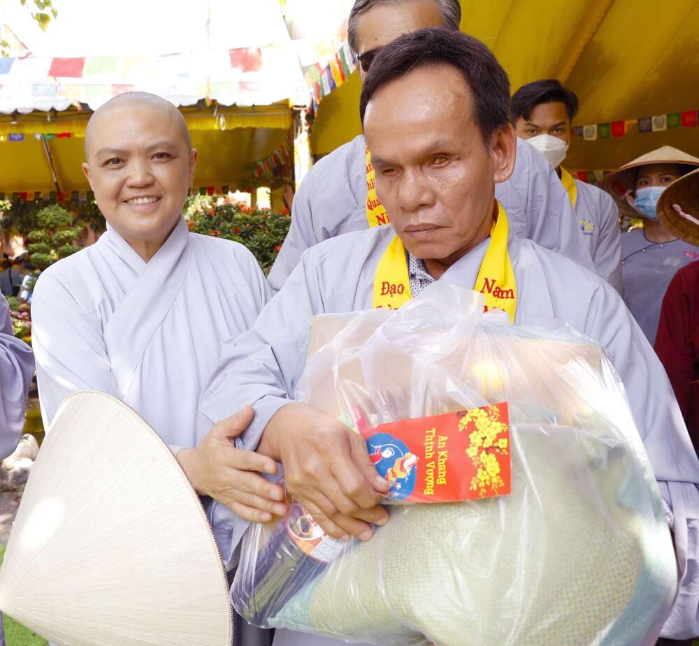 trang nghiem dem hoa dang kinh mung phat dan tai chua thien quang