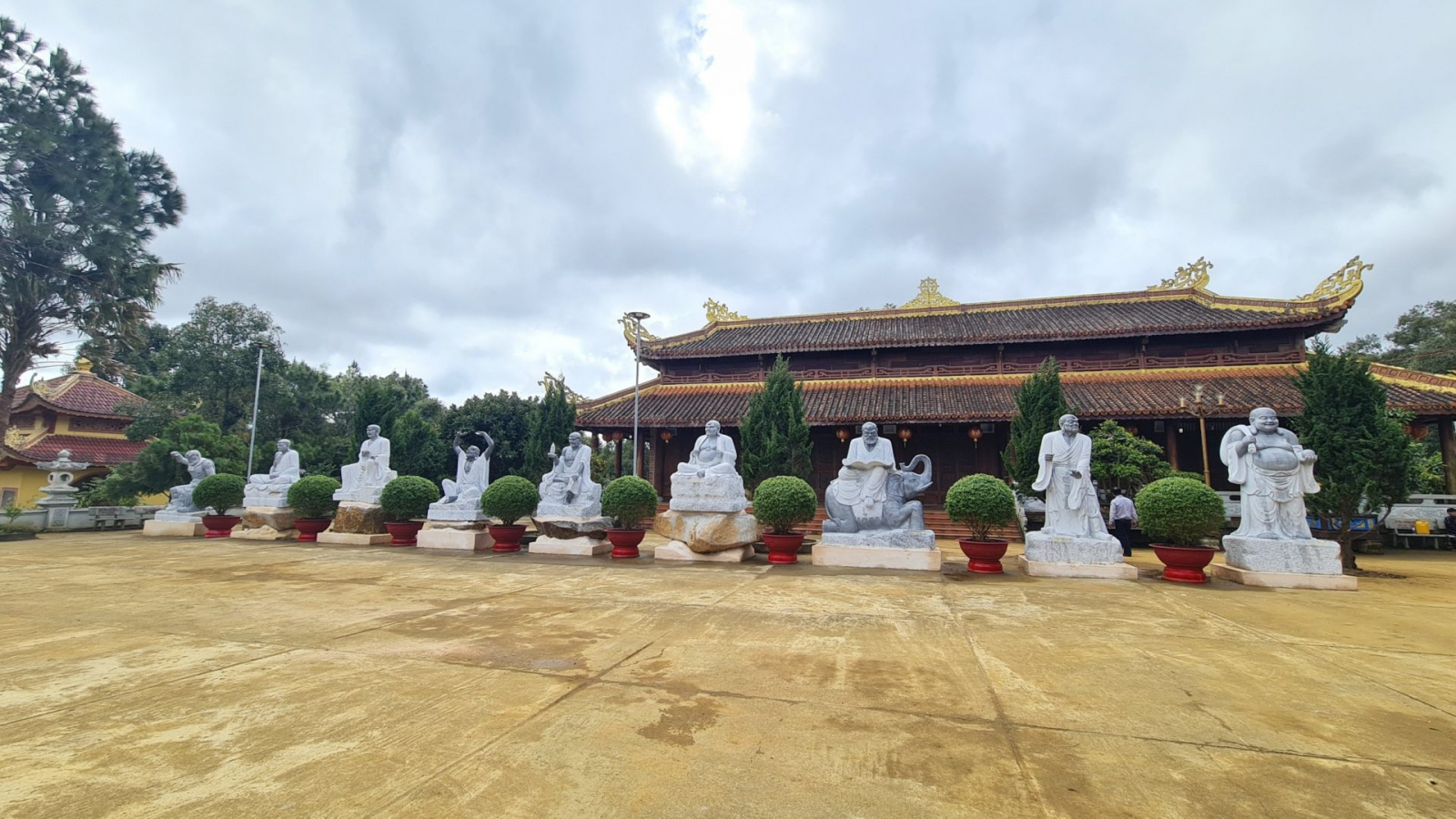 trang nghiem le an vi dai tuong thap bat la han tai chua khanh lam  huyen kon plong