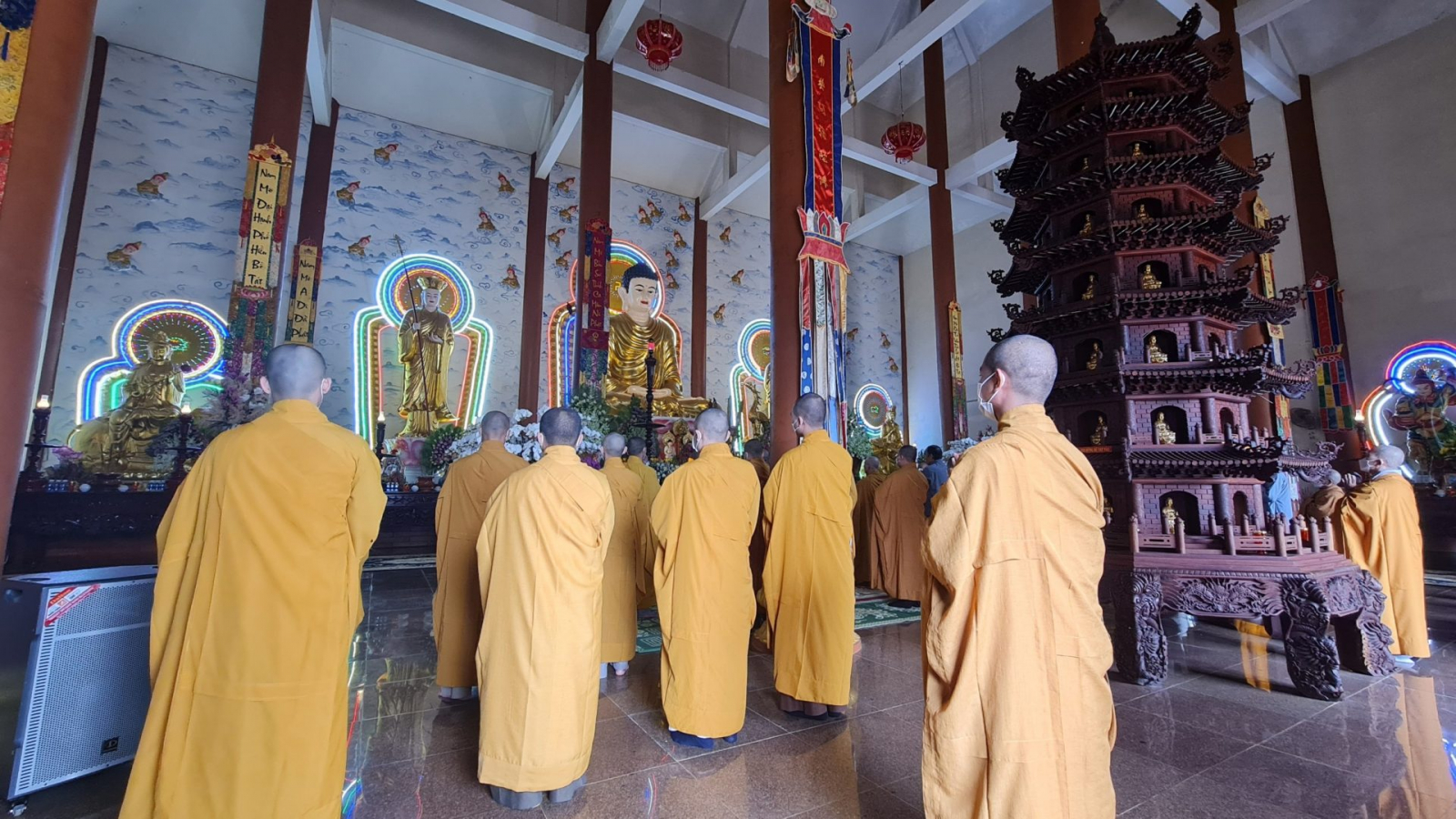 trang nghiem le an vi dai tuong thap bat la han tai chua khanh lam  huyen kon plong