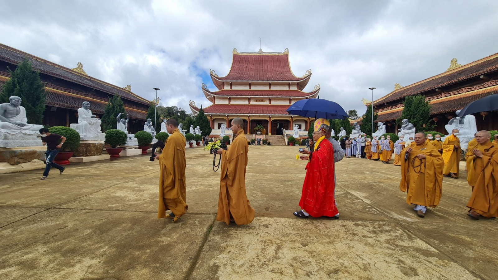 trang nghiem le an vi dai tuong thap bat la han tai chua khanh lam  huyen kon plong