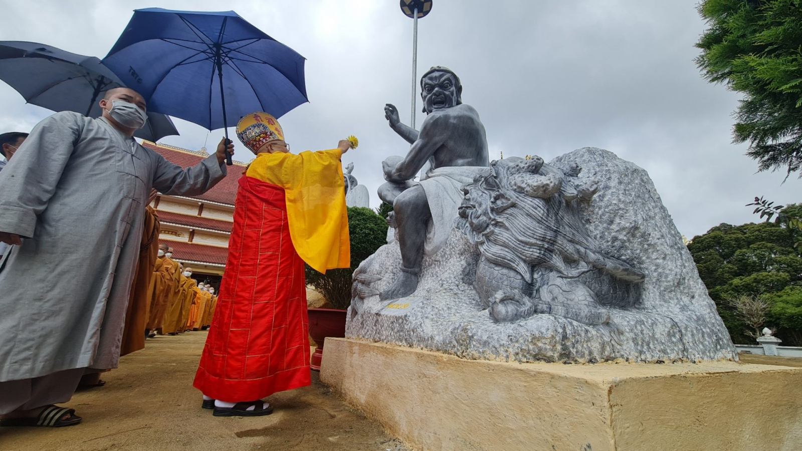 trang nghiem le an vi dai tuong thap bat la han tai chua khanh lam  huyen kon plong