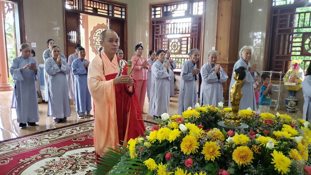 trang nghiem le tam phat tai chua hung long