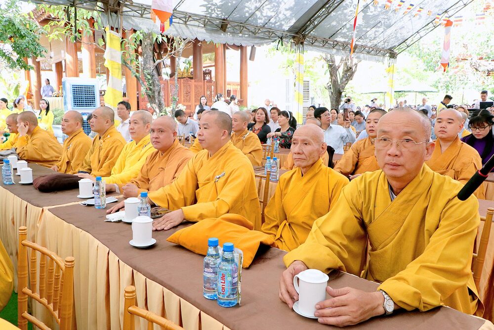 trang nghiem le tuong niem duc thanh to ni dai ai dao tai chua thien quang