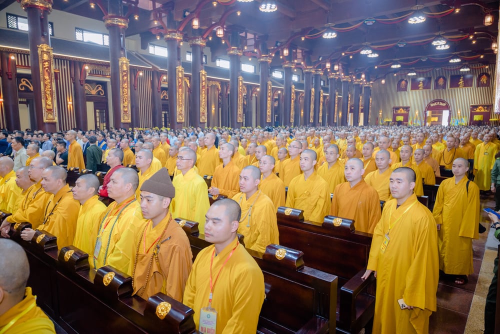 trang nghiem tuong niem phat hoang tran nhan tong tai yen tu