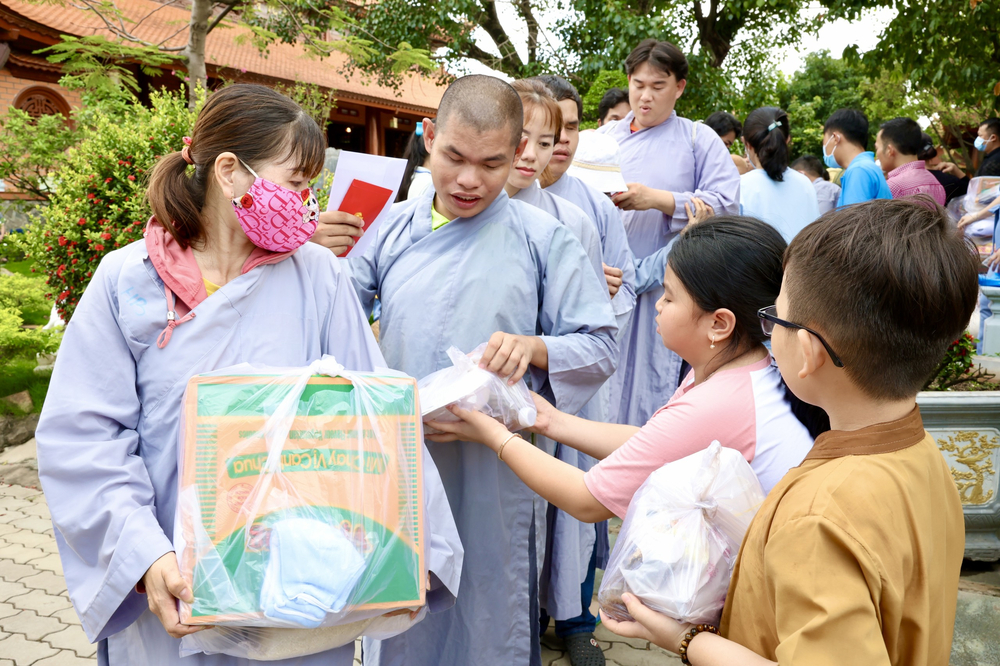 trao 300 phan qua cho nguoi khiem thi tham du le via bo tat quan the am tai chua thien quang