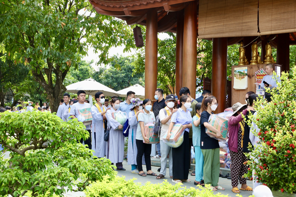 trao 300 phan qua cho nguoi khiem thi tham du le via bo tat quan the am tai chua thien quang