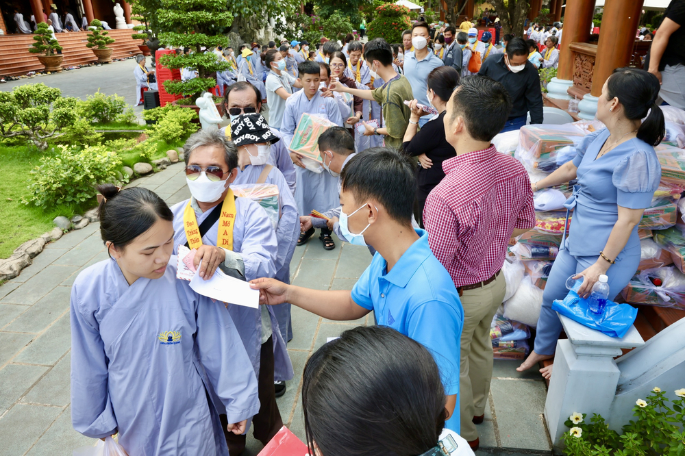 trao 300 phan qua cho nguoi khiem thi tham du le via bo tat quan the am tai chua thien quang