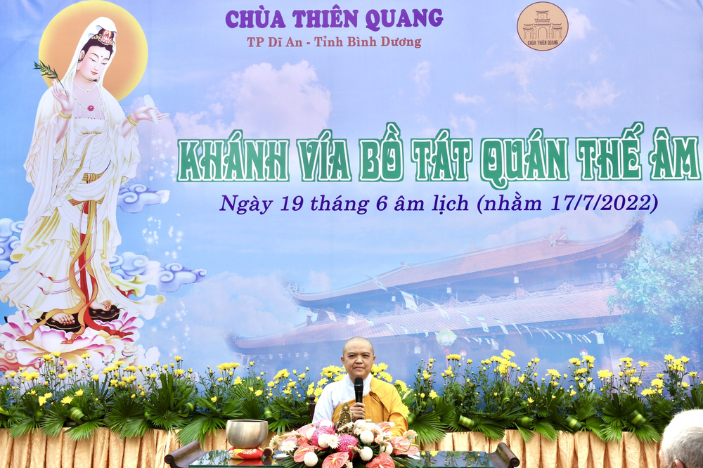 trao 300 phan qua cho nguoi khiem thi tham du le via bo tat quan the am tai chua thien quang