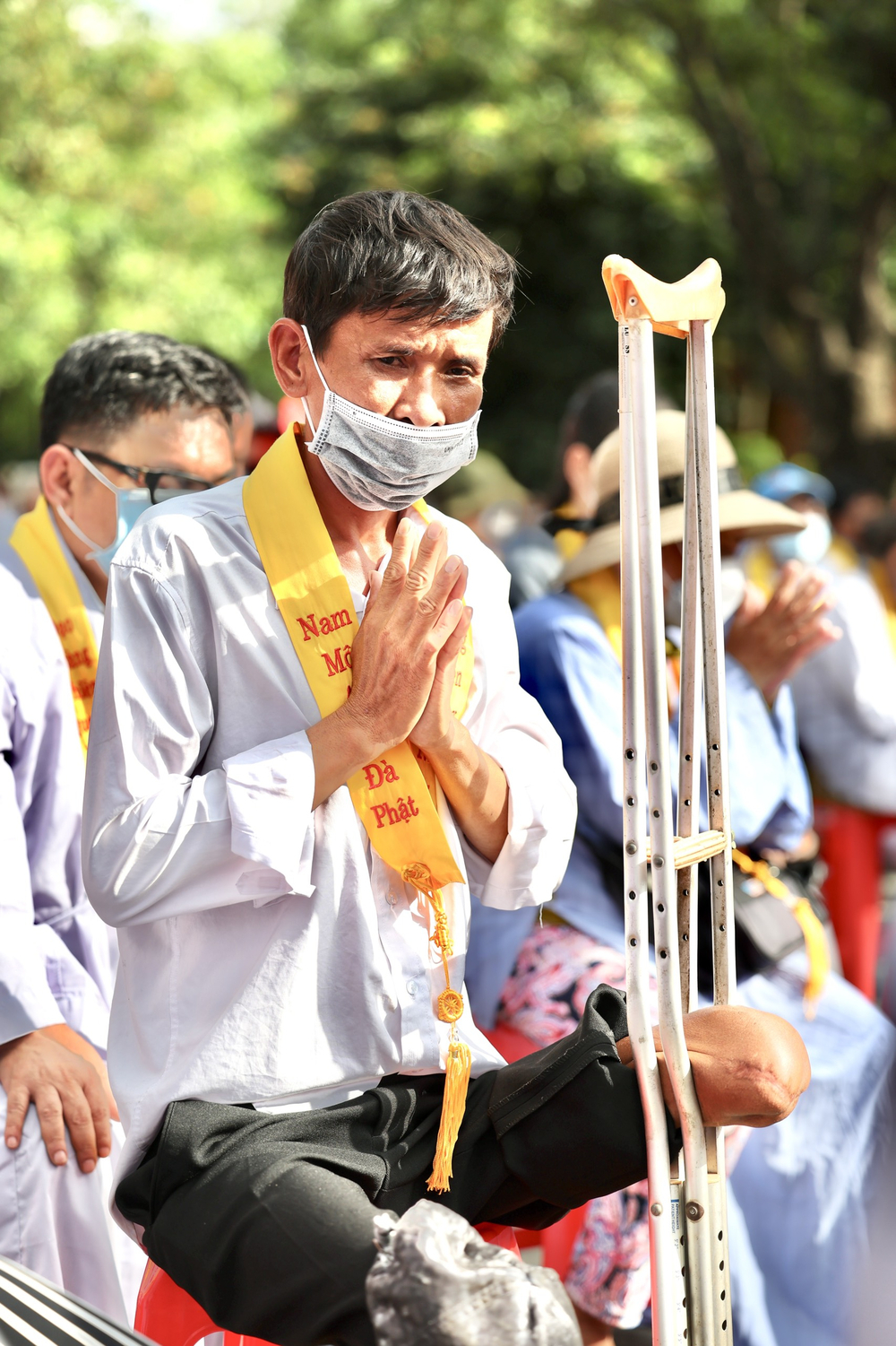 trao 300 phan qua cho nguoi khiem thi tham du le via bo tat quan the am tai chua thien quang