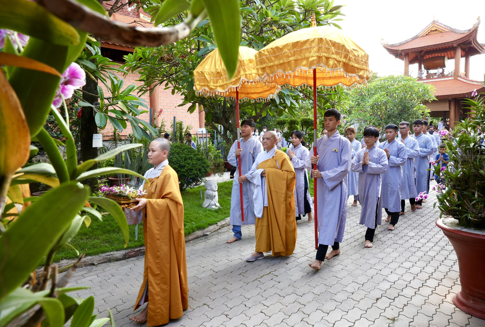 trao 300 phan qua cho nguoi khiem thi tham du le via bo tat quan the am tai chua thien quang