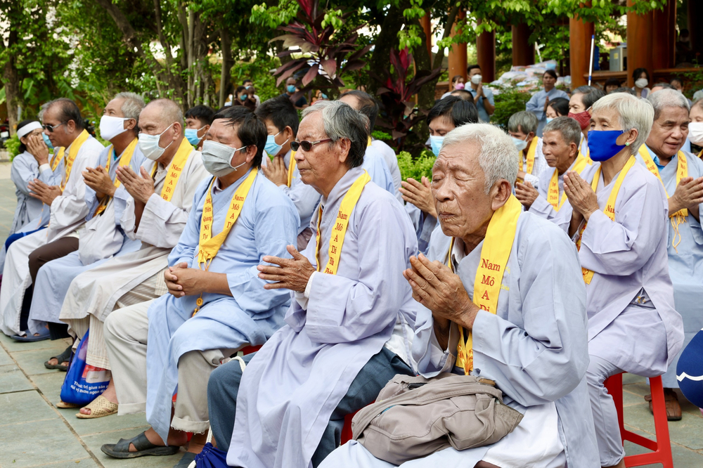 trao 300 phan qua cho nguoi khiem thi tham du le via bo tat quan the am tai chua thien quang