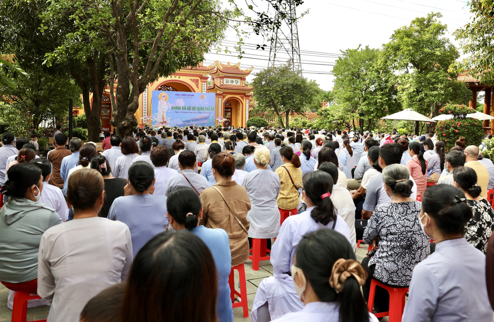 trao 300 phan qua cho nguoi khiem thi tham du le via bo tat quan the am tai chua thien quang