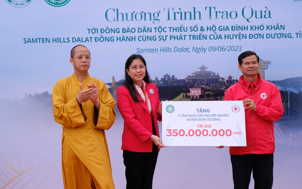 trao hang ngan phan qua the bao hiem cho nguoi dan tai khong gian van hoa tam linh phat giao kim cuong thua