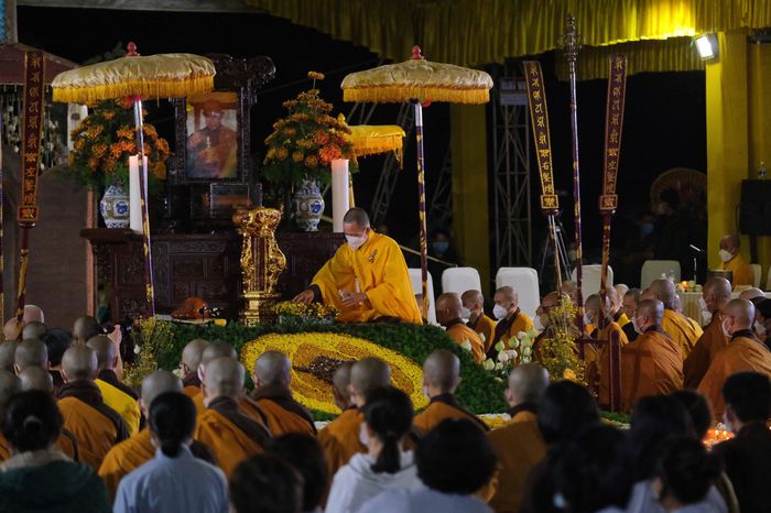 tro cot thien su thich nhat hanh duoc dua ve to dinh tu hieu