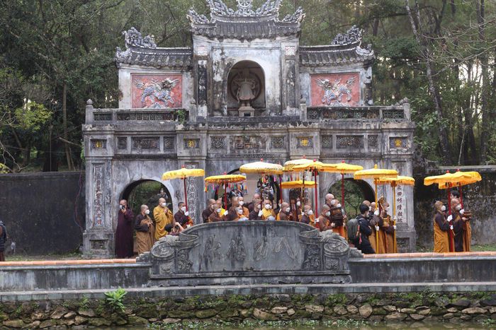 tro cot thien su thich nhat hanh duoc dua ve to dinh tu hieu