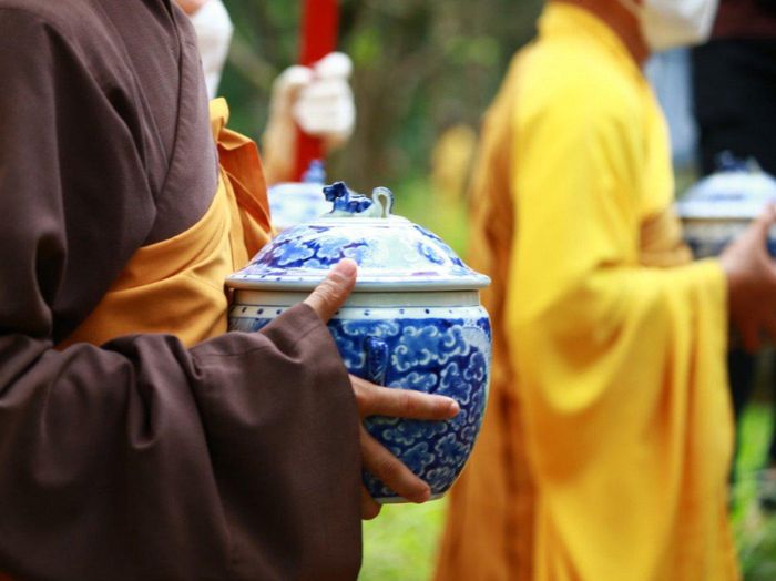tro cot thien su thich nhat hanh duoc dua ve to dinh tu hieu