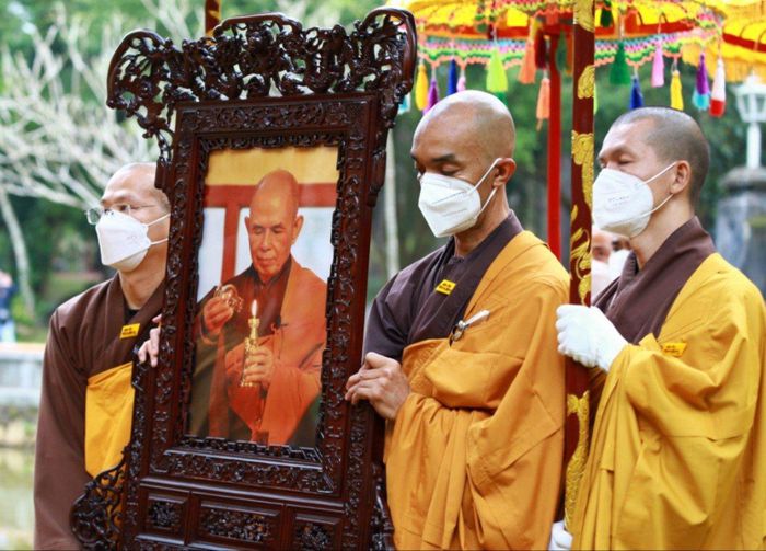 tro cot thien su thich nhat hanh duoc dua ve to dinh tu hieu