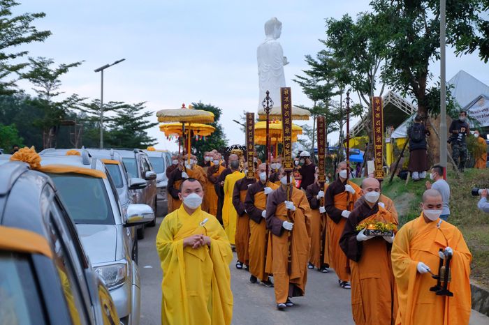 tro cot thien su thich nhat hanh duoc dua ve to dinh tu hieu