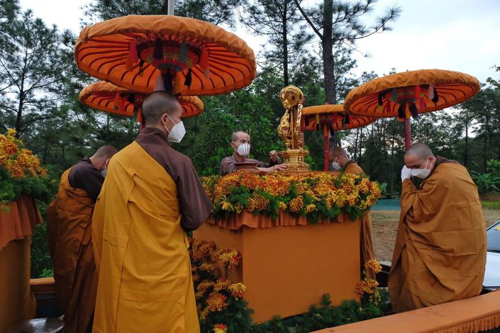 tro cot thien su thich nhat hanh duoc dua ve to dinh tu hieu
