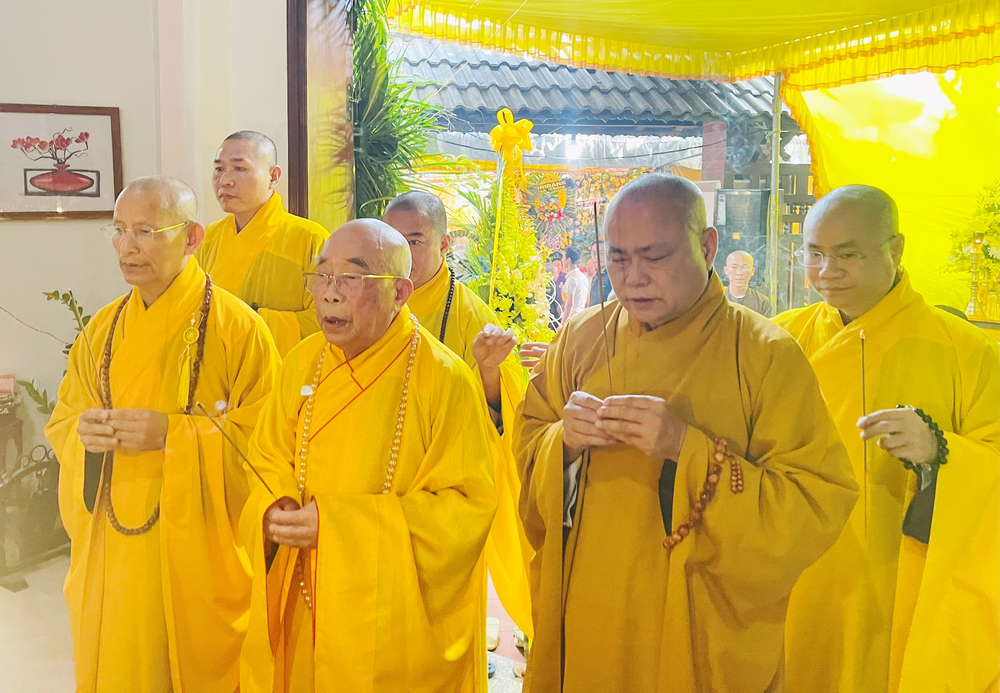 trung uong ghpgvn va ban tri su ghpgvn tinh quang tri vieng tang le than mau ong nguyen huu dung