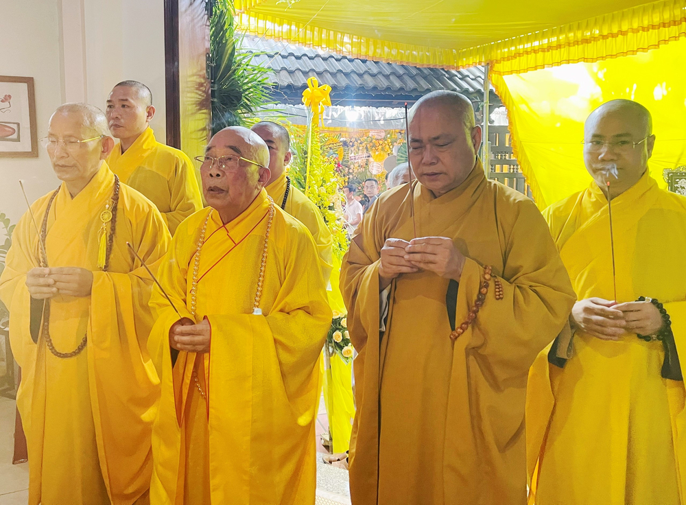 trung uong ghpgvn va ban tri su ghpgvn tinh quang tri vieng tang le than mau ong nguyen huu dung
