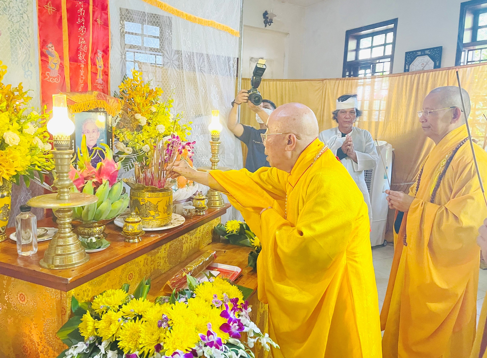 trung uong ghpgvn va ban tri su ghpgvn tinh quang tri vieng tang le than mau ong nguyen huu dung
