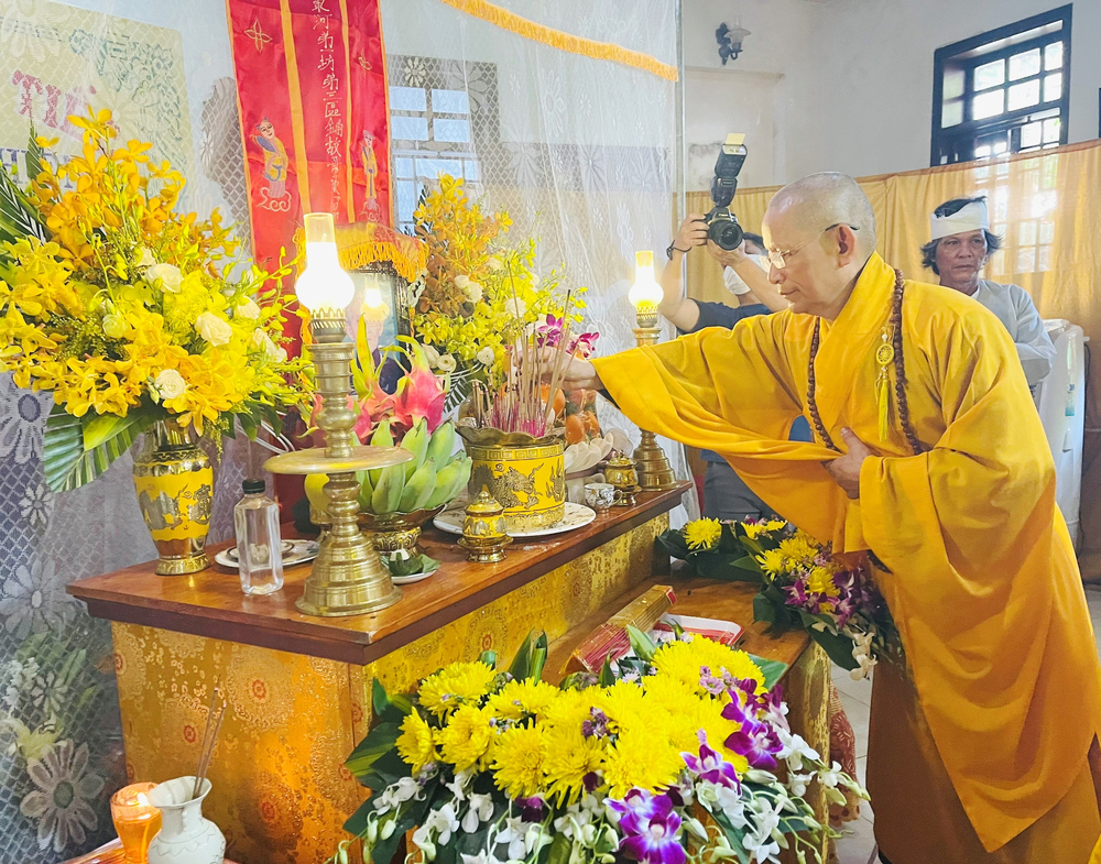 trung uong ghpgvn va ban tri su ghpgvn tinh quang tri vieng tang le than mau ong nguyen huu dung