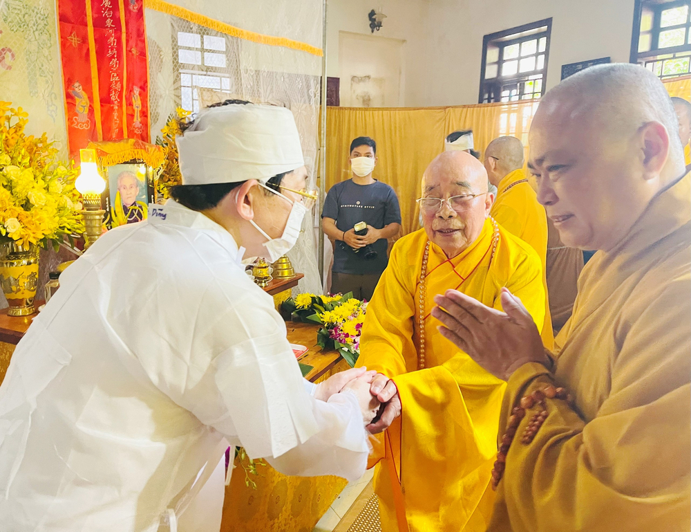 trung uong ghpgvn va ban tri su ghpgvn tinh quang tri vieng tang le than mau ong nguyen huu dung