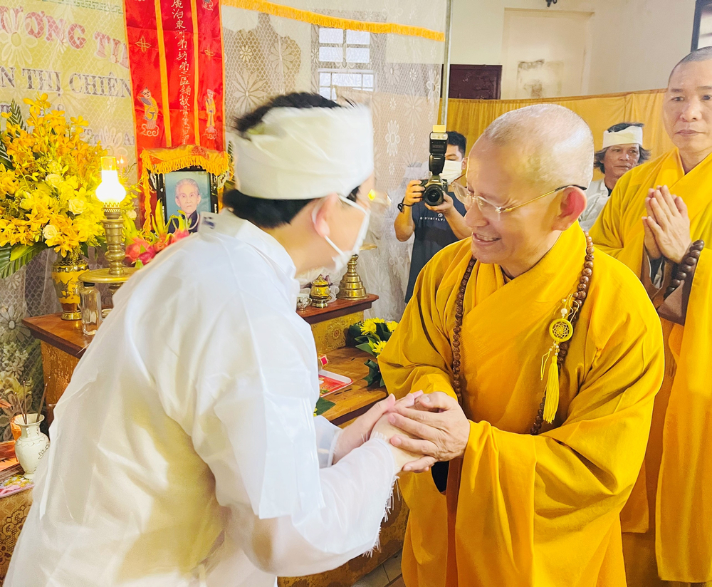 trung uong ghpgvn va ban tri su ghpgvn tinh quang tri vieng tang le than mau ong nguyen huu dung