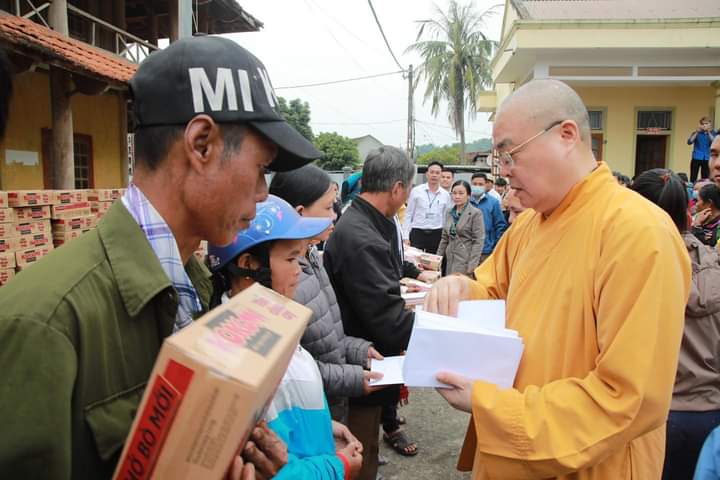 trung uong giao hoi tham tang qua cho dong bao mien nui tai huyen ky son